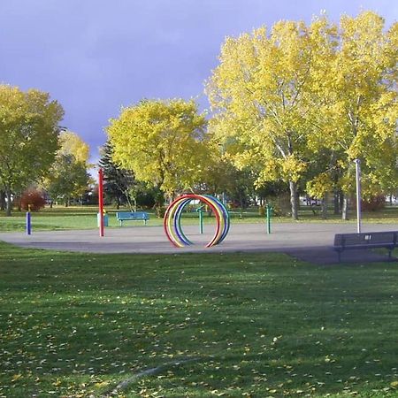 ホリデイ イン エクスプレス&スイーツ ドレイトン バレー Drayton Valley エクステリア 写真
