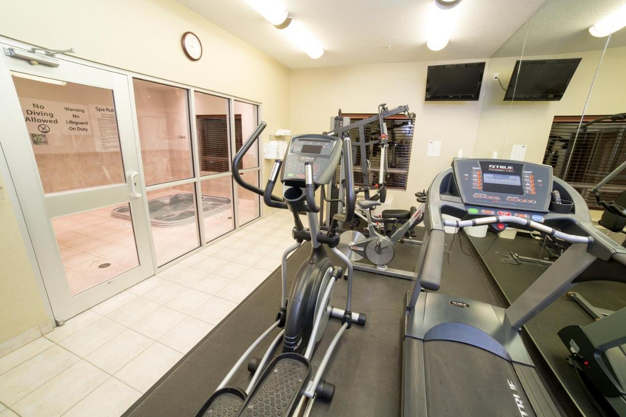 ホリデイ イン エクスプレス&スイーツ ドレイトン バレー Drayton Valley エクステリア 写真