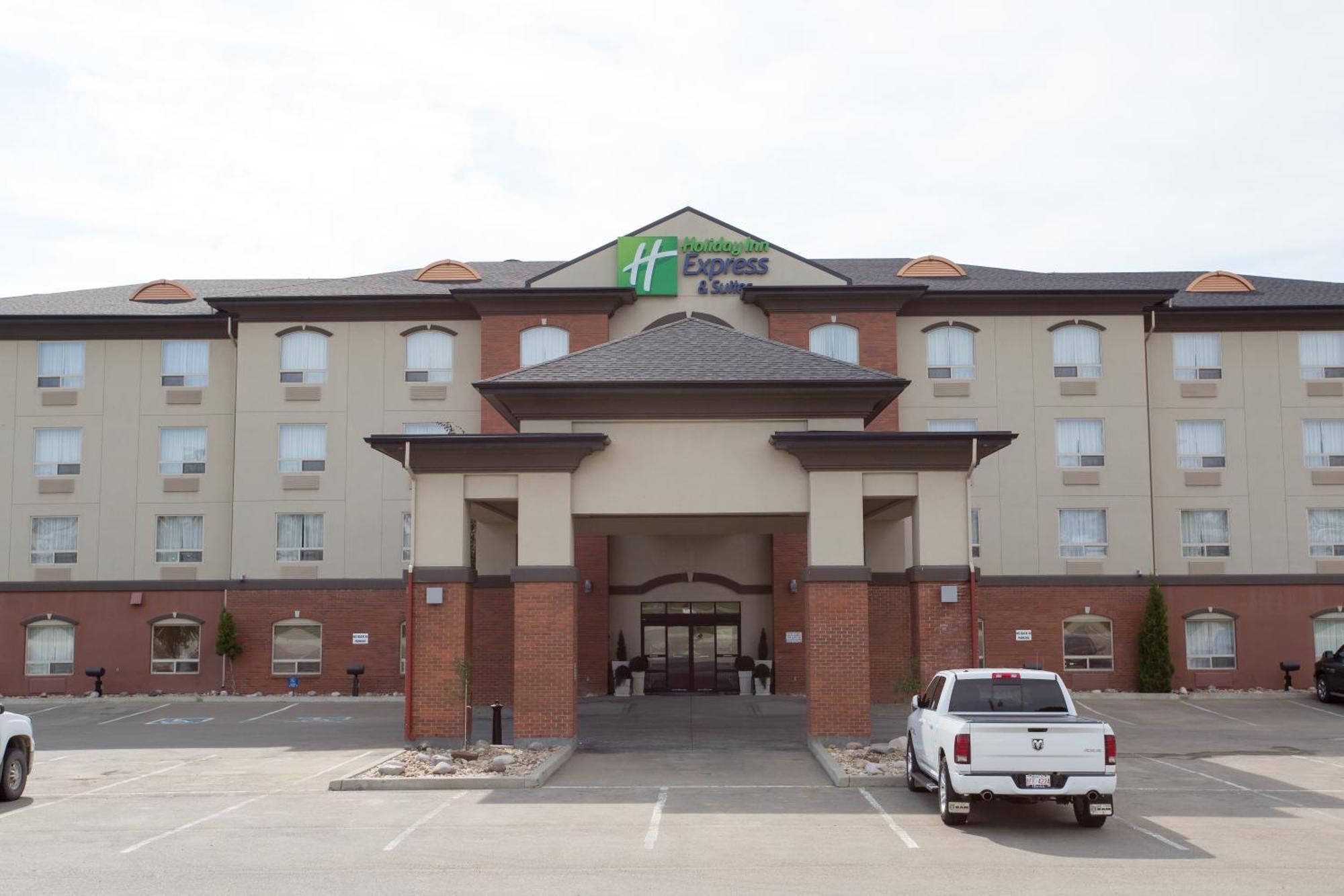 ホリデイ イン エクスプレス&スイーツ ドレイトン バレー Drayton Valley エクステリア 写真