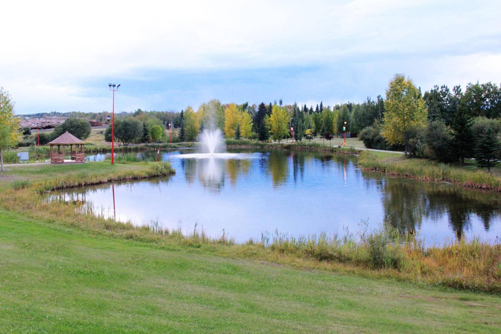 ホリデイ イン エクスプレス&スイーツ ドレイトン バレー Drayton Valley エクステリア 写真
